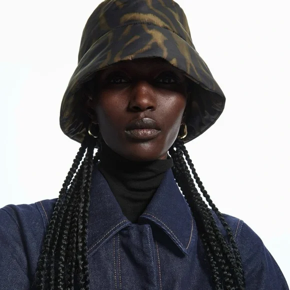 Cos tiger printed padded bucket hat in size XS/S - Picture 2 of 6